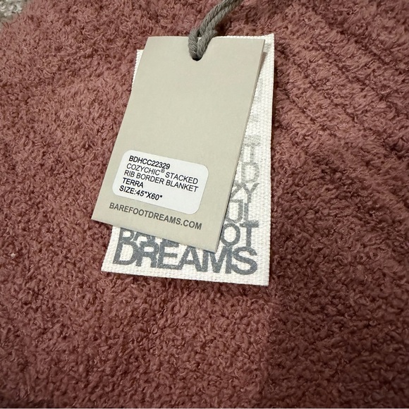 NWT BAREFOOT DREAMS CozyChic Rib Trim Throw 45x60 - Picture 2 of 2